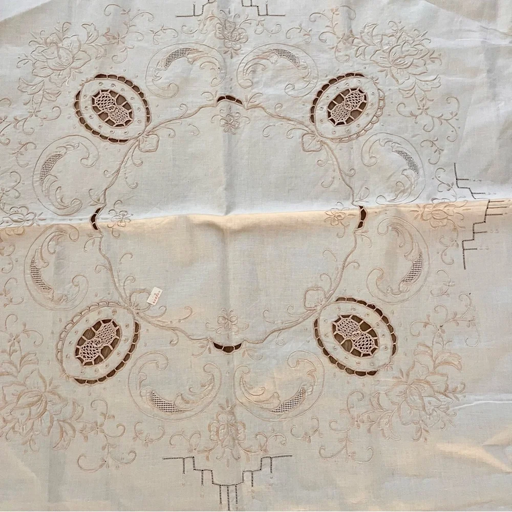 Vtg NWT Off White Embroidery Flowers Cut Out‎ Linen Round Tablecloth Large 64”